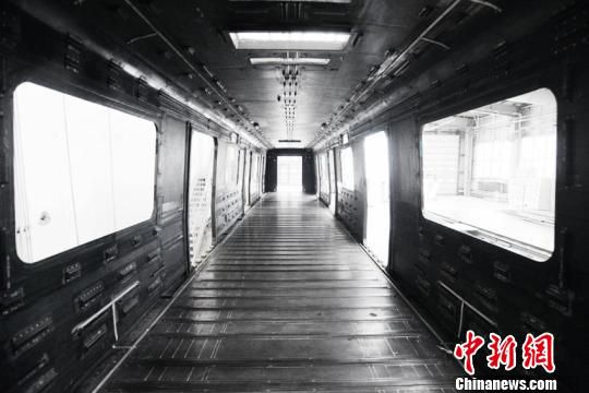 中车长客研制出世界首辆全碳纤维复合材料地铁车体
